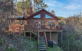 Secluded Cabin Near Smoky Mountains. Hot Tub! Honeymoon!